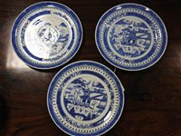 Lot 289 - A set of five Chinese blue and white export octagonal porcelain plates