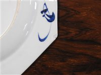 Lot 289 - A set of five Chinese blue and white export octagonal porcelain plates