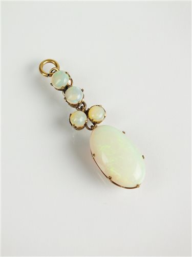 Lot 129 - An opal pendant