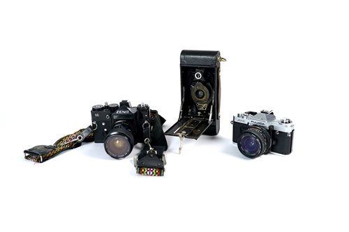 Lot 284 - A small collection of 20th century cameras and photographic equipment