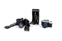 Lot 284 - A small collection of 20th century cameras and photographic equipment