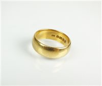 Lot 181 - An 18ct gold wedding ring