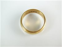 Lot 181 - An 18ct gold wedding ring