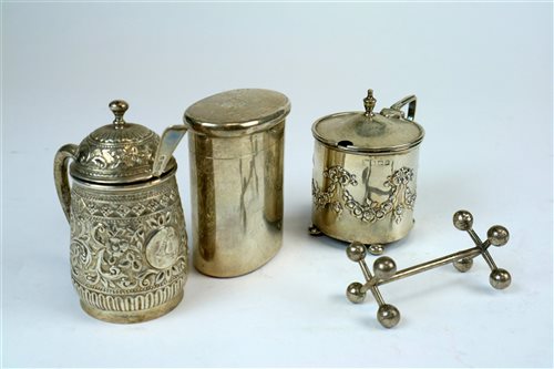 Lot 26 - A collection of silver