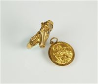 Lot 144 - A 9ct gold horses head ring