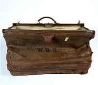 Lot 181 - An early 20th century leather medial Gladstone type bag