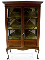 Lot 361 - An Edwardian mahogany and satinwood crossbanded display cabinet