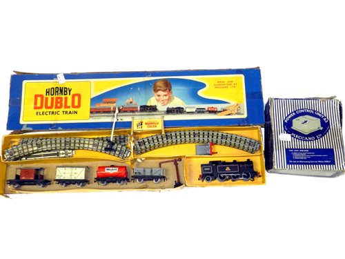 Lot 794 - Hornby Dublo BR EDG17 Tank Goods Set and transformer