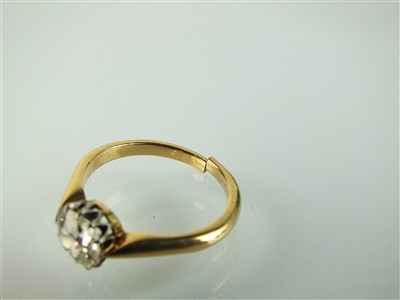 Lot 176 - A single stone diamond ring