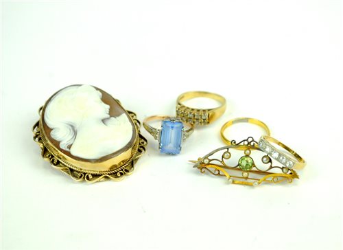 Lot 30 - A small collection of jewellery