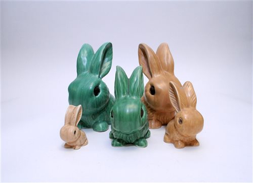 Lot 81 - Thirteen Sylvac models of rabbits in green and tan colourway