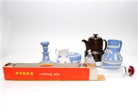 Lot 194 - A collection of English ceramics including Wedgwood jasperware