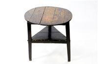 Lot 811 - An oak cricket table