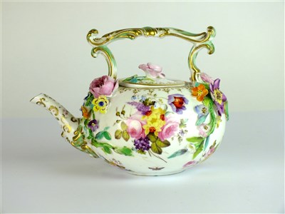 Lot 345 - A Coalbrookdale porcelain teapot and cover