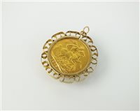 Lot 182 - A sovereign set pendant