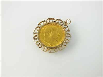 Lot 182 - A sovereign set pendant