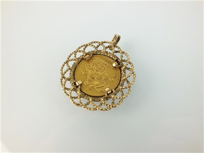Lot 147 - A sovereign set pendant