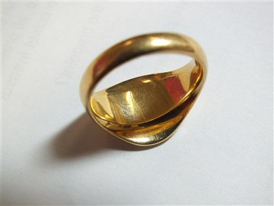 Lot 185 - An 18ct gold signet ring