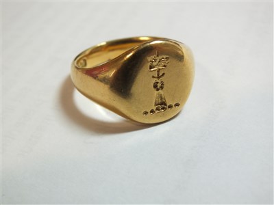 Lot 185 - An 18ct gold signet ring