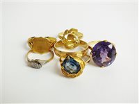 Lot 32 - A synthetic sapphire ring