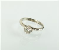 Lot 198 - A single stone diamond ring
