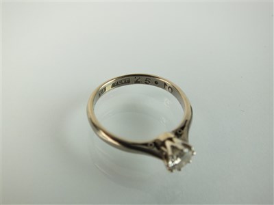 Lot 198 - A single stone diamond ring