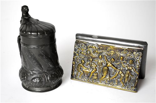 Lot 747 - A lidded pewter tankard with lion finial