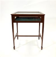 Lot 739 - An Edwardian mahogany vitrine table