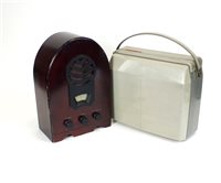 Lot 669 - A collection of vintage radio sets