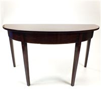 Lot 706 - An Edwardian mahogany dining table of circular form