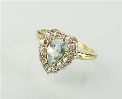 Lot 166 - An aquamarine and diamond cluster ring