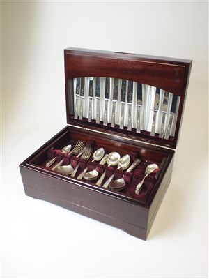 Lot 264 - A plated canteen of cutlery