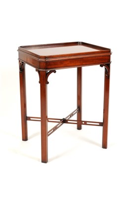 Lot 297 - A small Chippendale style mahogany drinks / occasional table