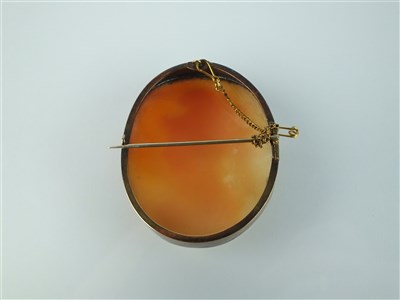 Lot 172 - An oval shell cameo brooch