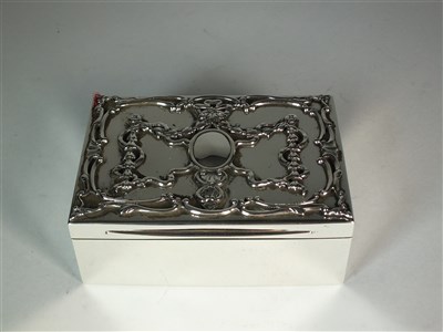 Lot 76 - A Goldsmiths & Silversmiths silver jewellery box