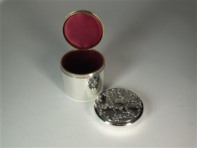 Lot 29 - A Goldsmiths & Silversmiths silver box and cover