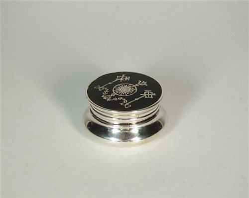 Lot 81 - An Edwardian silver and tortoiseshell pill box