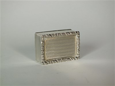 Lot 124 - An engine turned silver pill box
