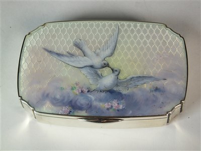 Lot 31 - An early 20th century enamelled box
