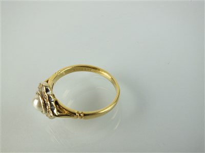 Lot 197 - An 18ct gold cultured pearl and diamond ring