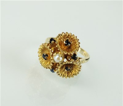 Lot 71 - A pearl and sapphire trefoil dress ring
