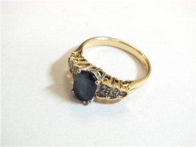 Lot 73 - A sapphire and diamond ring