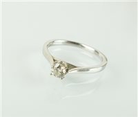 Lot 195 - A single stone diamond ring