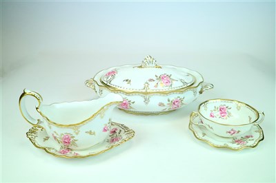 Lot 423 - A Royal Crown Derby Royal Pinxton Roses dinner service