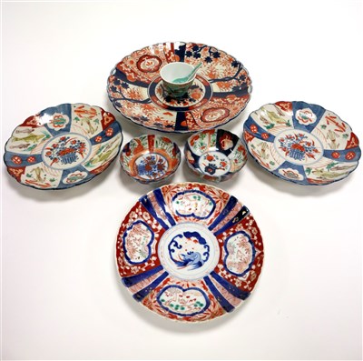 Lot 335 - A group of Japanese and Chinese porcelain