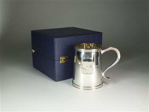 Lot 89 - A cased silver 'Queens Silver Jubilee' mug