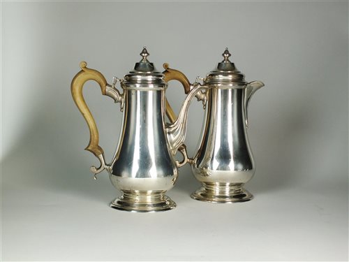 Lot 125 - A Queen Anne style silver coffee pot and hot water jug