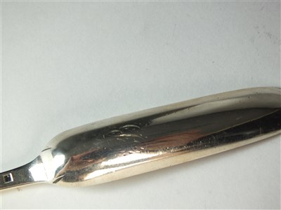 Lot 119 - A George III silver marrow scoop