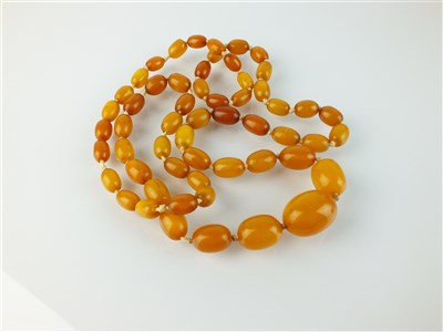 Lot 191 - A graduated amber bead necklace
