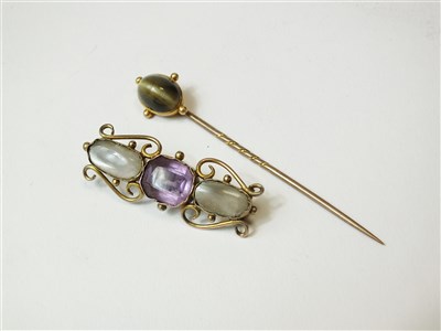 Lot 291 - A cats eye chrysoberyl stick pin